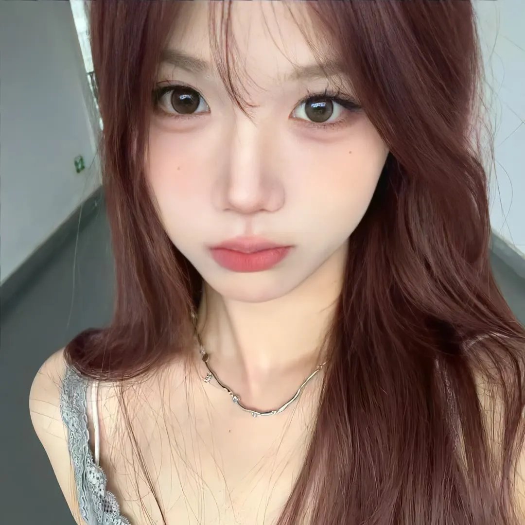 她行走于黑暗中